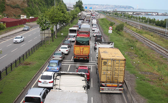 3 aracın karıştığı zincirleme kaza trafiği felç etti