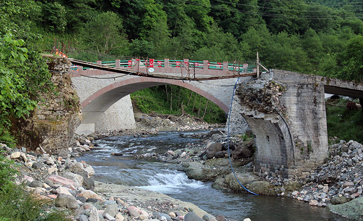 Tarihi kemer köprü yıkıldı, yerini yeni kemer köprüye bıraktı