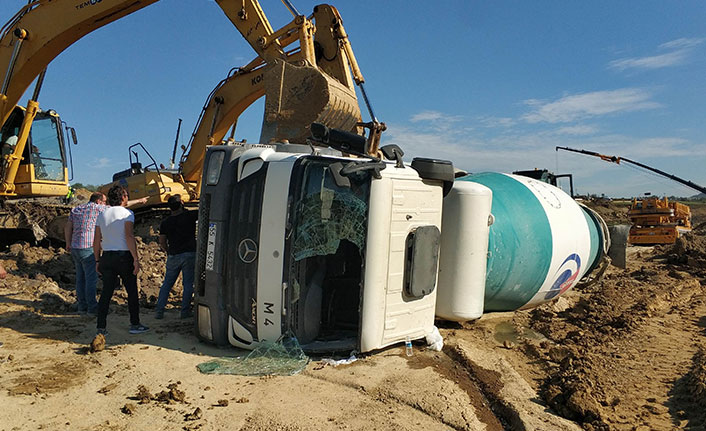 Samsun'da devrilen mikserin sürücüsü ölümden döndü