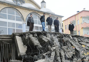 Belediyenin uykuda camii yıkımı