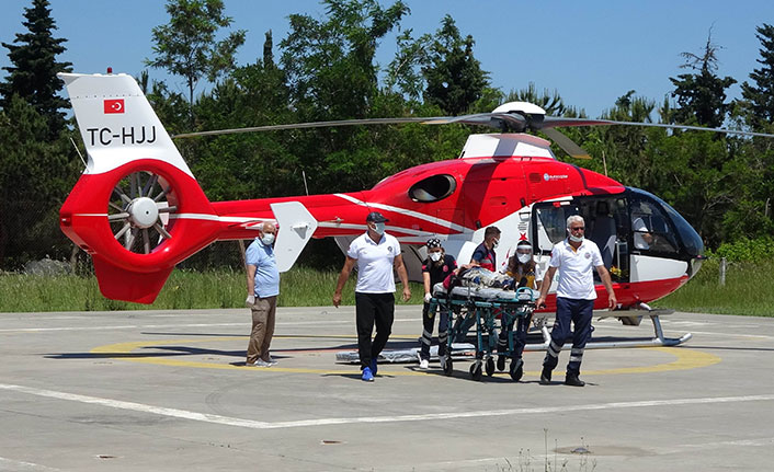 Kafasına kamyon kapağı düşen kadın ambulans helikopterle taşındı