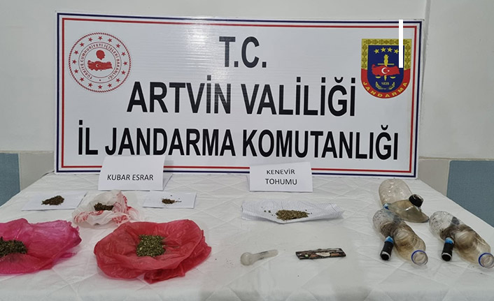 Jandarma Artvin’de kubar esrar yakaladı