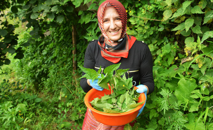 Ekmek parasını elleri yana yana kazanıyor