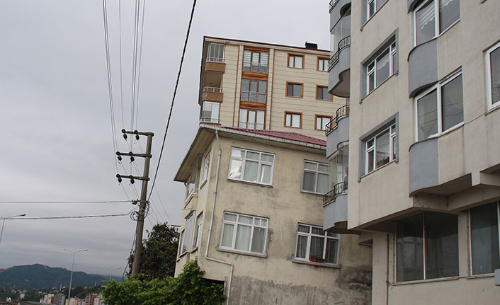 Rize'de yan yatan bina için önlem talebi