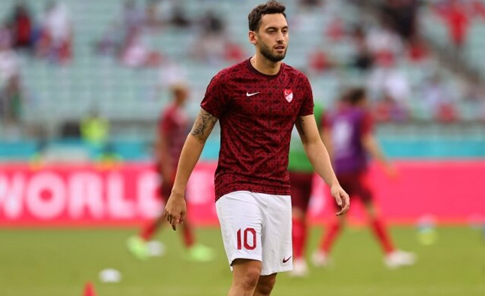 Hakan Çalhanoğlu ezeli rakibe gitti!