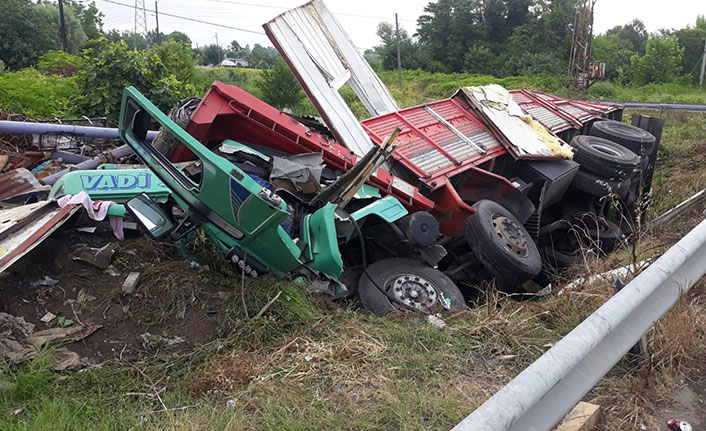 Trabzon plakalı kamyon şarampole devrildi: 1 ağır yaralı