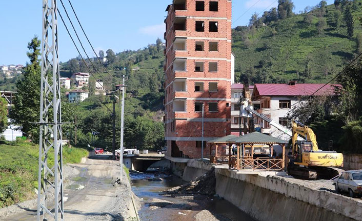 Rize'de o bina sembolleşmişti, yıkıldı!