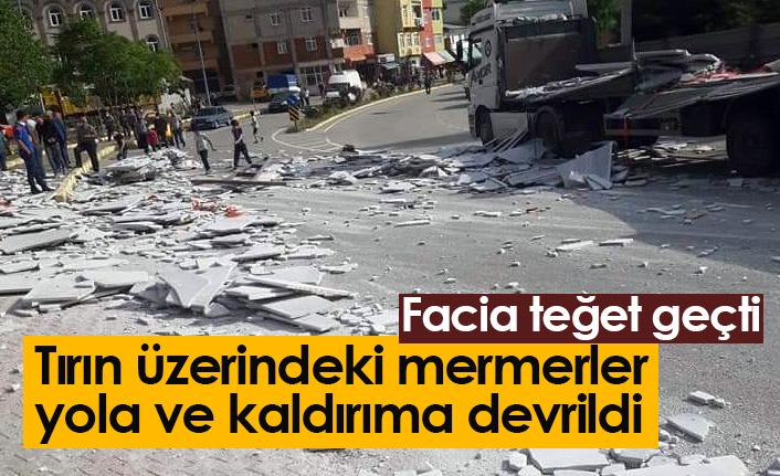 Tırın üstündeki mermerler yola ve kaldırıma devrildi!