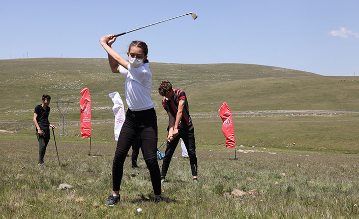 Artvin’de yaylacı çocuklar golf sporuyla tanıştı