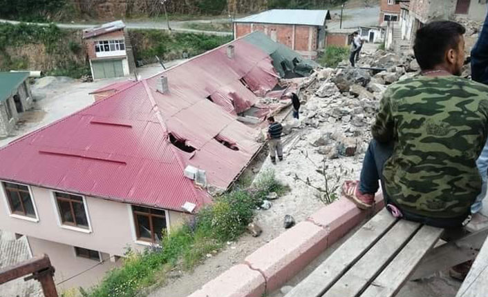 Yol çalışması sırasında patlatılan dinamit belediye binasına ne hale getirdi