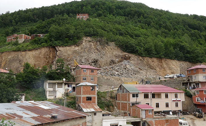 Giresun'da kontrollü patlatmada hasa gören bina onarılıyor