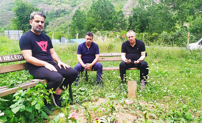 Hekimoğlu, Güneş ve Ateş'ten Özkan Sümer'in mezarına ziyaret