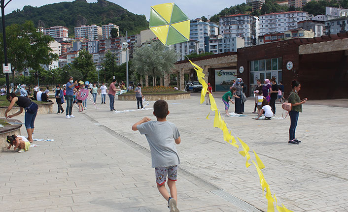 Uçurtmalar çocuklar için havalandı