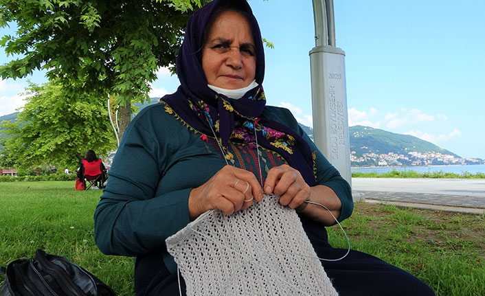 Sınava giren torunlarını onlara çeyiz örerek bekledi