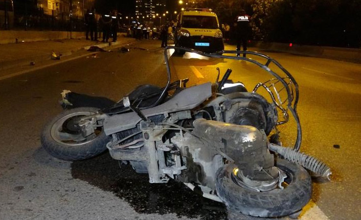 Otomobil trafik polisi ve motosiklete çarptı: 2 ölü