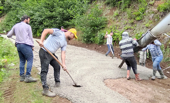 Köyün gençleri bir araya geldi, yayla yoluna kendileri beton döktü