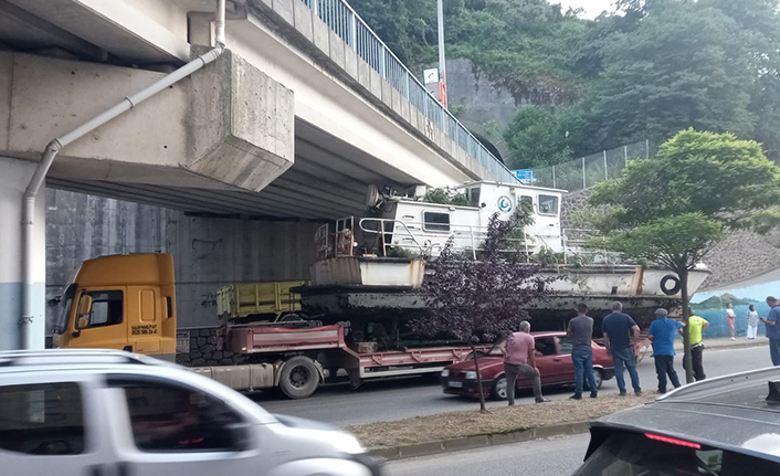 Giresun'da kamyonun üzerindeki tekne viyadüğe takıldı