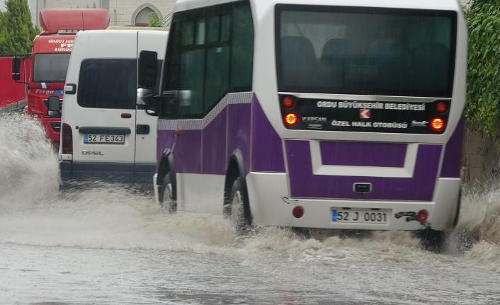 Ordu'yu sağanak vurdu