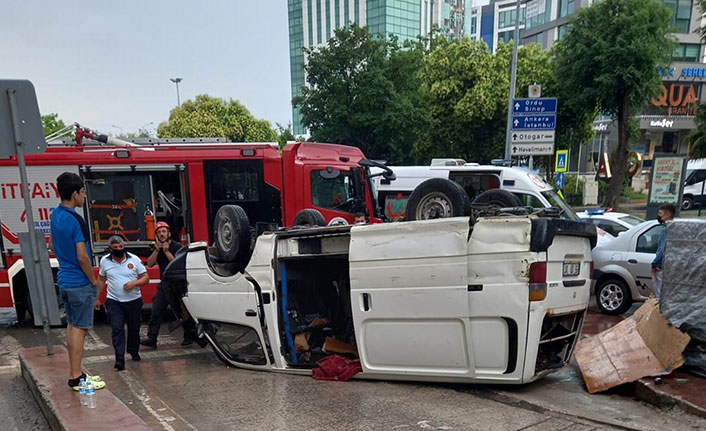 Samsun'da kamyonet devrildi: 3 yaralı