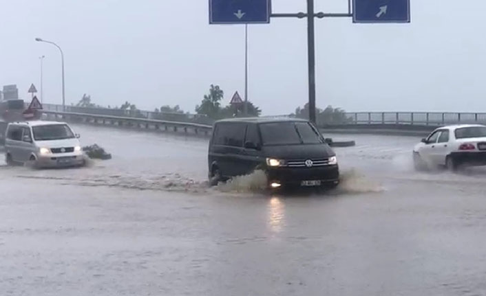 Rize'de yağış sonrası yollar göle döndü