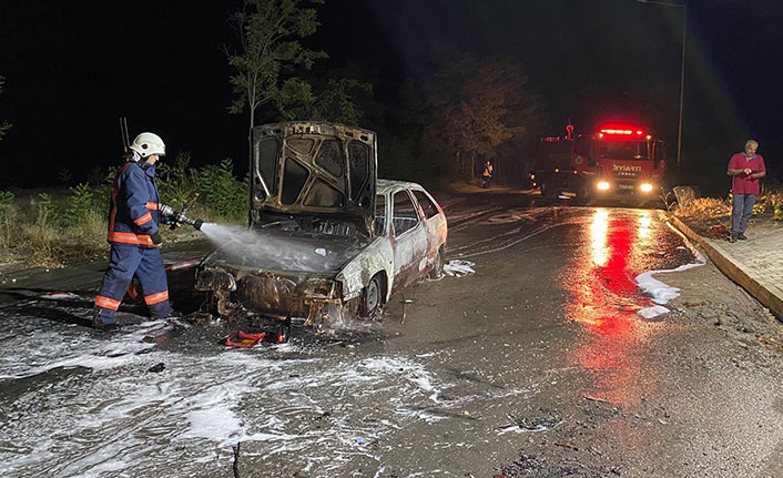 Park halindeki otomobil alev topuna döndü