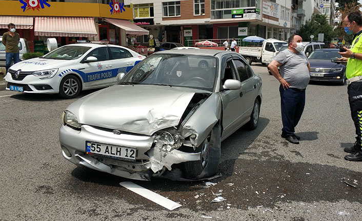 İki araç kavşakta çarpıştı: 1 yaralı