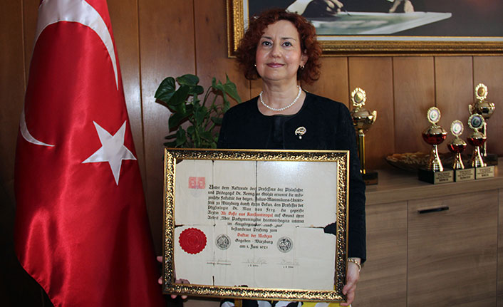 Türkiye'nin ilk Türk kadın doktorunun diploması üniversiteye bağışlandı