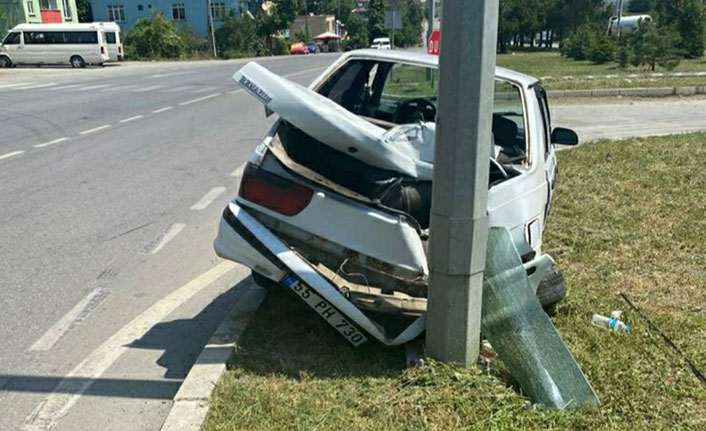 Aydınlatma direğine çarpan otomobil hurdaya döndü: 2 yaralı