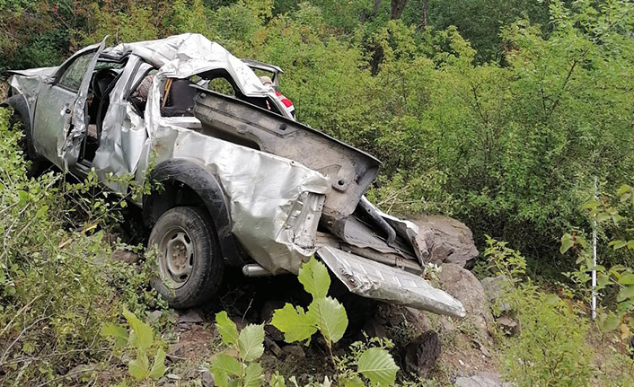 Gümüşhane’de kamyonet uçuruma yuvarlandı: 3 yaralı