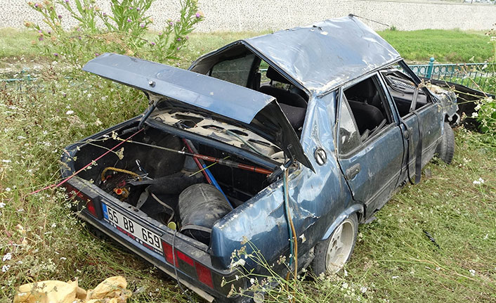 Takla atıp hurdaya dönen otomobilden sağ çıktı