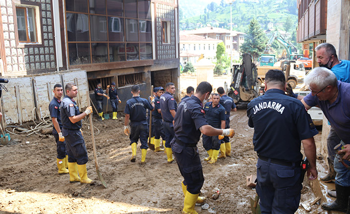 Rize'de jandarmadan selin izlerinin silinmesine destek