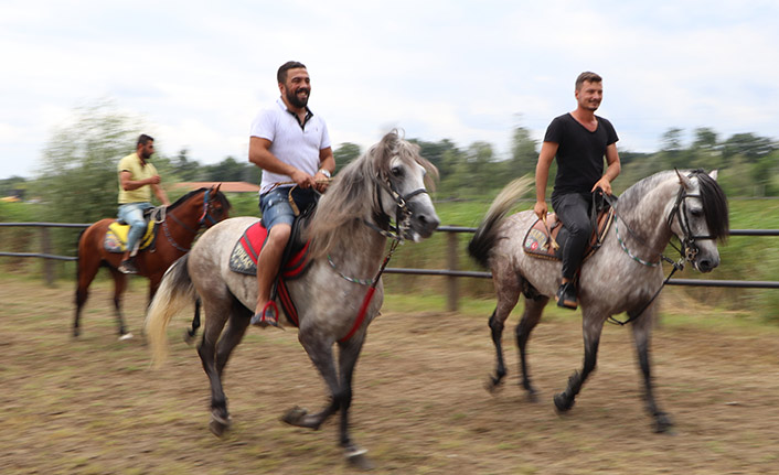 Geleneksel Rahvan At Yarışları nefes kesti