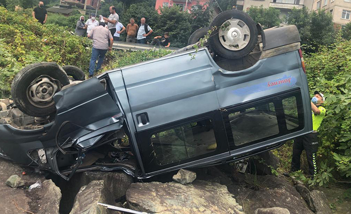 Rize'de araç denizdeki kayaların üzerine uçtu! 1'i çocuk 5 yaralı