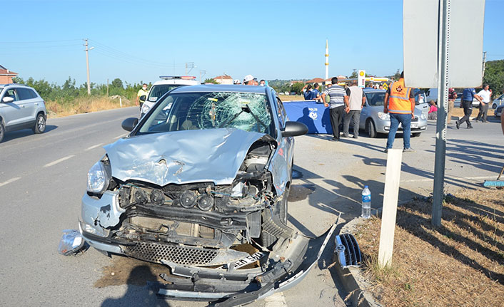 Otomobilin çarptığı motosikletli hayatını kaybetti