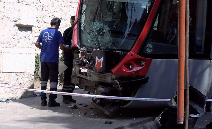 Pos cihazına takılan tramvay raydan çıktı: Büyük hasar var!