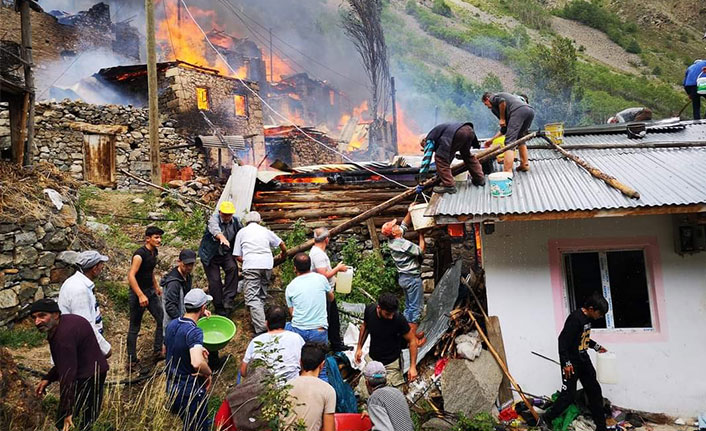 Artvin'de yangın! 10 ev alevlere teslim oldu