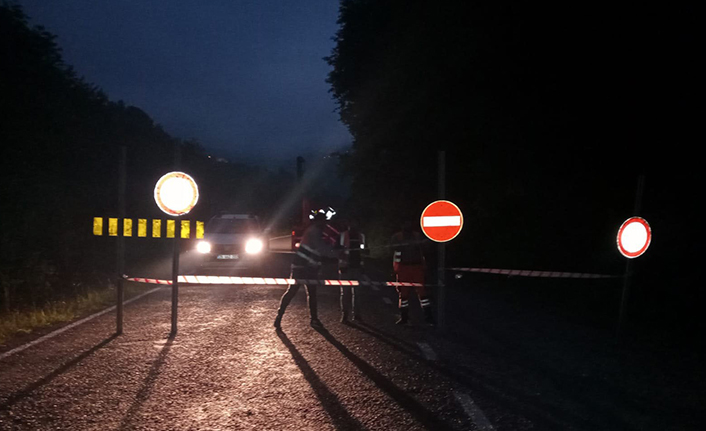 Giresun’da heyelan! Yol ulaşıma kapandı