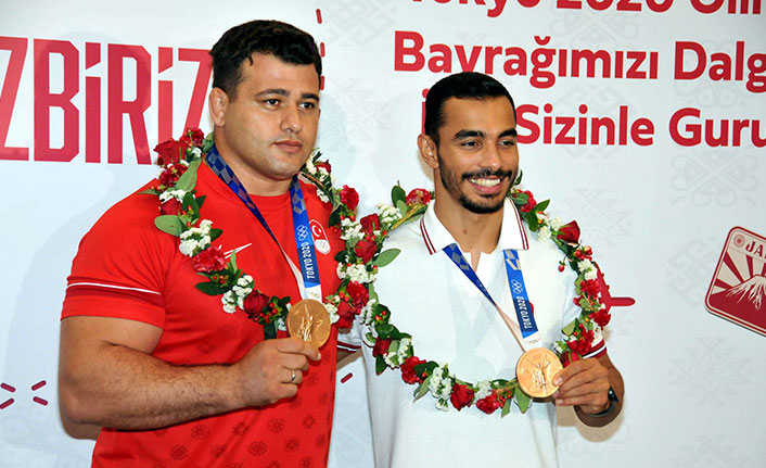 Olimpiyat 3'üncüleri yurda döndü