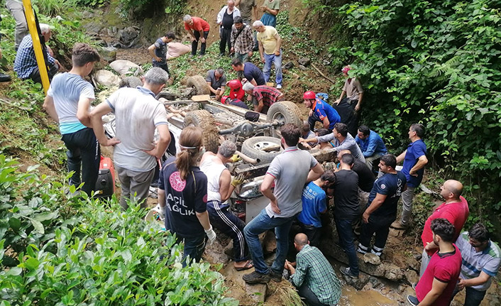 Rize’de çay yüklü kamyonet dereye yuvarlandı: 5 yaralı