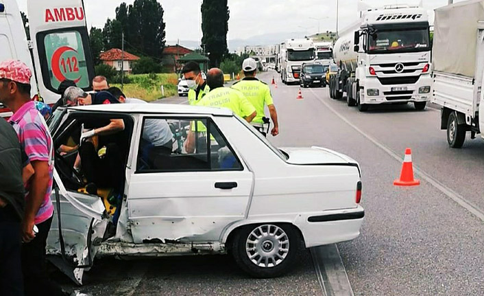 Kavşakta çarpıştılar! 5 kişi yaralandı