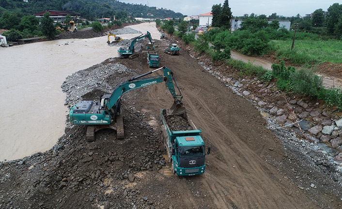 Artvin'de taşan derede önlemler alınıyor