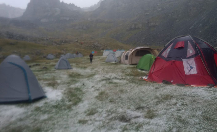 Yaylada kamp yapan dağcılara dolu sürprizi