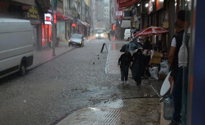 Sağanak yağış Fatsa'yı vurdu