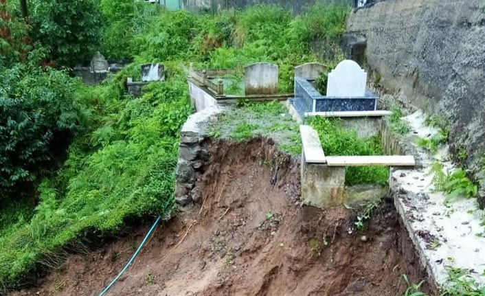 Rize'deki sağanak Pazar'ı da vurdu