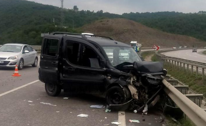 Hafif ticari araç bariyere çarptı: 5 yaralı