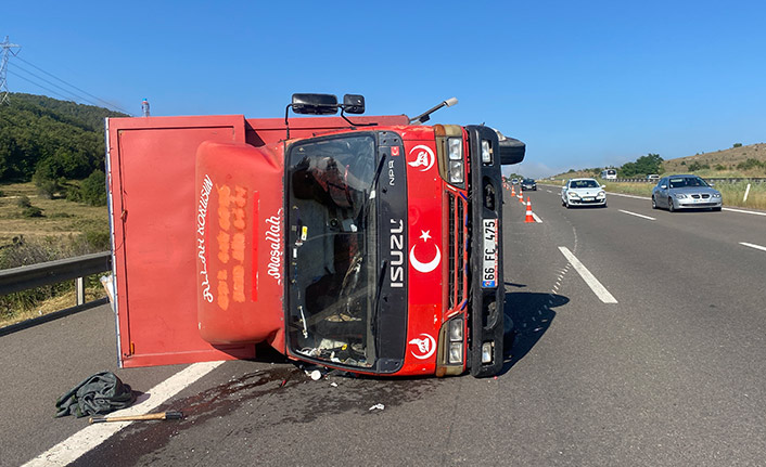 Eşya yüklü kamyon TEM’de devrildi