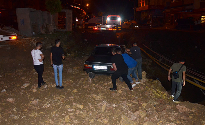 Kaza yapan otomobil doğalgaz borusunu patlattı