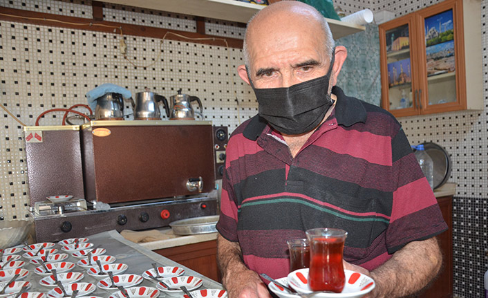 80 yaşındaki Osman dede 60 yıldır çaycılık yapıyor