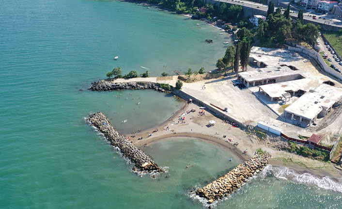 Karadeniz sahilindeki gökdelen yıkılınca kumsal halka açıldı