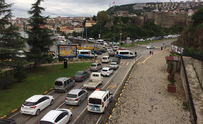 Trabzon’da okul açılışı trafiği vurdu